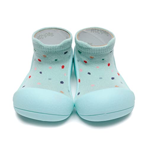 Par de sapatos tipo meias Attipas cor azul-água com pequenos pontos coloridos, mostrando a biqueira de borracha protetora e o cano de tecido.