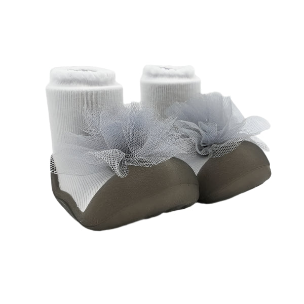 Attipas Corsage Grey, calçado barefoot infantil cinza com detalhe em tule decorativo, sola antiderrapante e biqueira larga para máximo conforto.