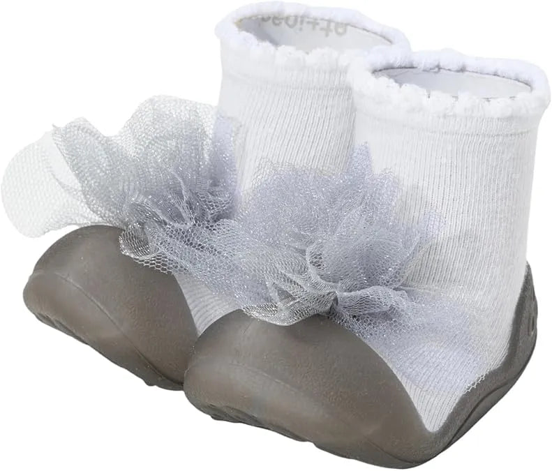 Attipas Corsage Grey, calçado barefoot infantil cinza com detalhe em tule decorativo, sola antiderrapante e biqueira larga para máximo conforto.