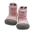 Attipas Cutie Pink, calçado barefoot infantil em rosa com design de coruja e orelhas em relevo, sola antiderrapante e biqueira larga.