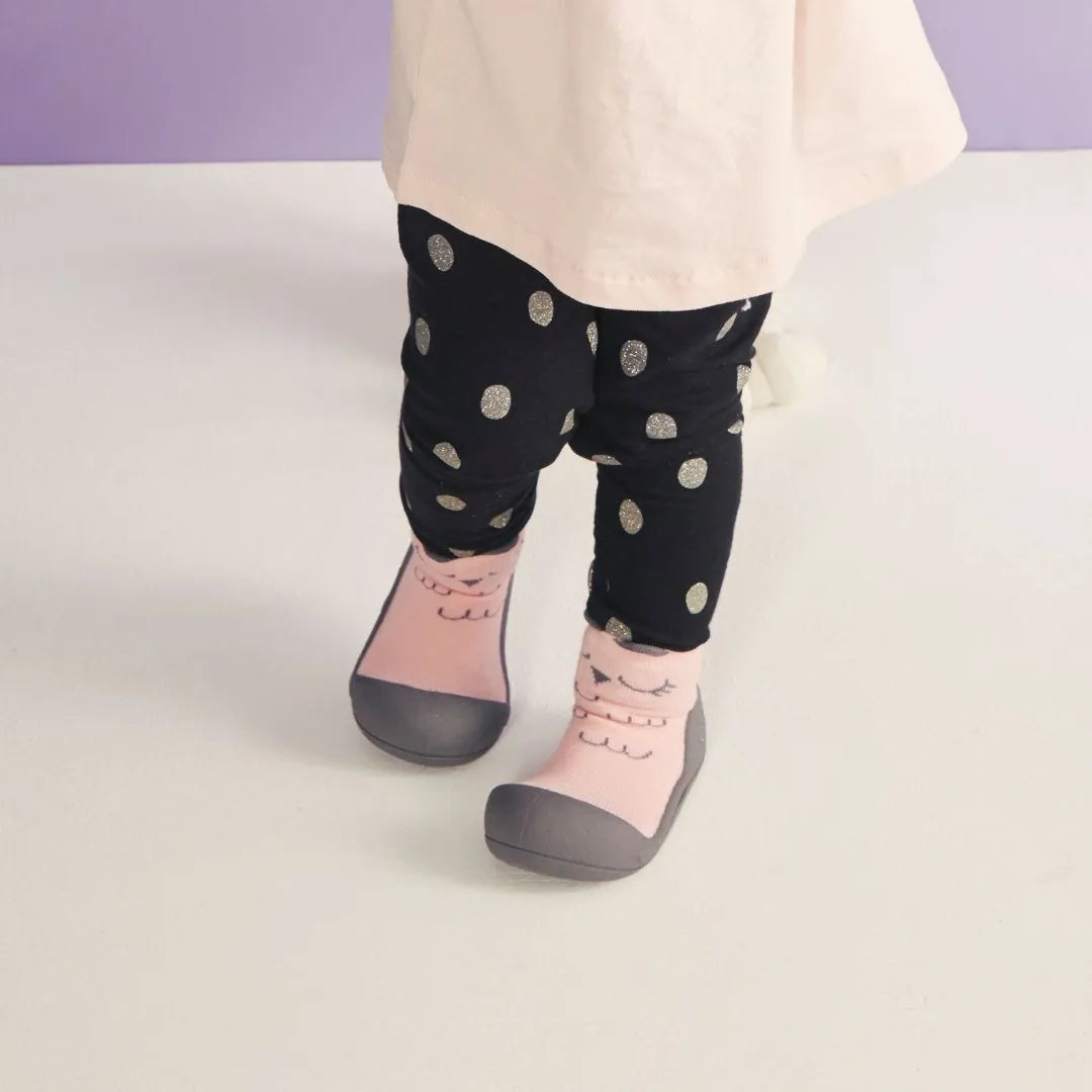 Attipas Cutie Pink, calçado barefoot infantil em rosa com design de coruja e orelhas em relevo, sola antiderrapante e biqueira larga.