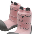 Attipas Cutie Pink com detalhe das orelhas em relevo, realçando o design divertido e confortável para os bebés.