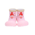 Par de sapatinhos Attipas FAIRY PINK cor-de-rosa com padrão de fada na frente e sola protetora rosa, vistos de frente.