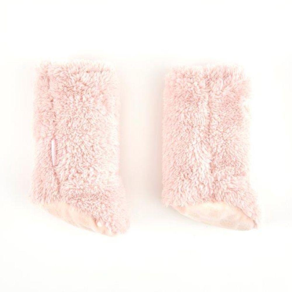 Par de botinhas altas Attipas de aquecimento em tecido felpudo rosa claro, ideais para manter os pés do bebé quentes.