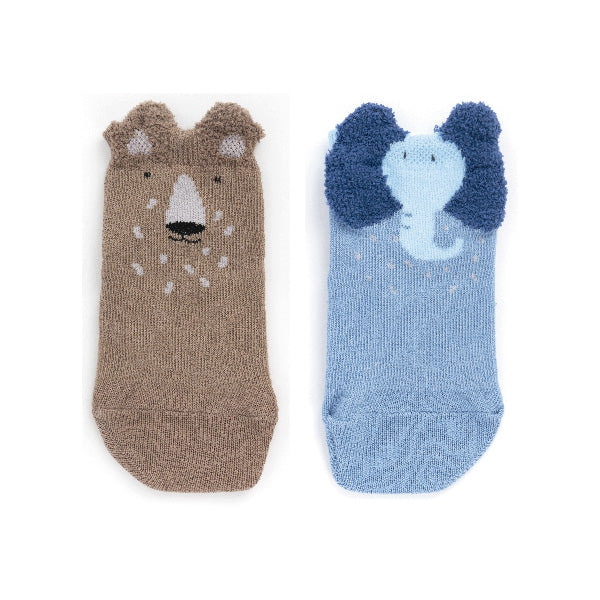 Comparação de dois pares de meias Attipas: uma castanha com cabeça de urso e outra azul com cabeça de elefante, em fundo branco.