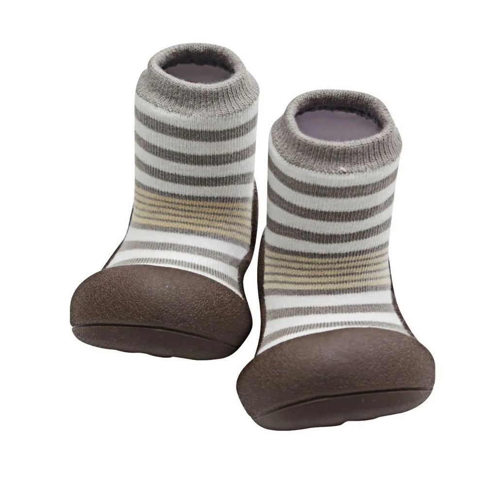 Sapatilhas Attipas Natural Herb Brown para bebé com sola flexível e tecido castanho.