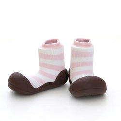 Par de Attipas Natural Herb Pink, com design em tons suaves de rosa e branco, sola castanha e tecido especial para peles sensíveis.