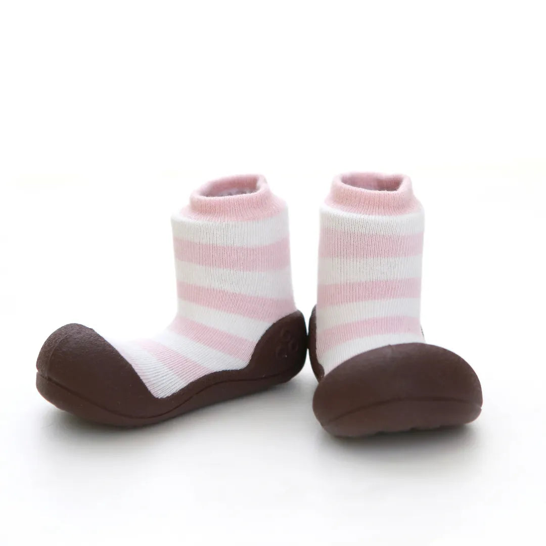 Par de Attipas Natural Herb Pink, com design em tons suaves de rosa e branco, sola castanha e tecido especial para peles sensíveis.