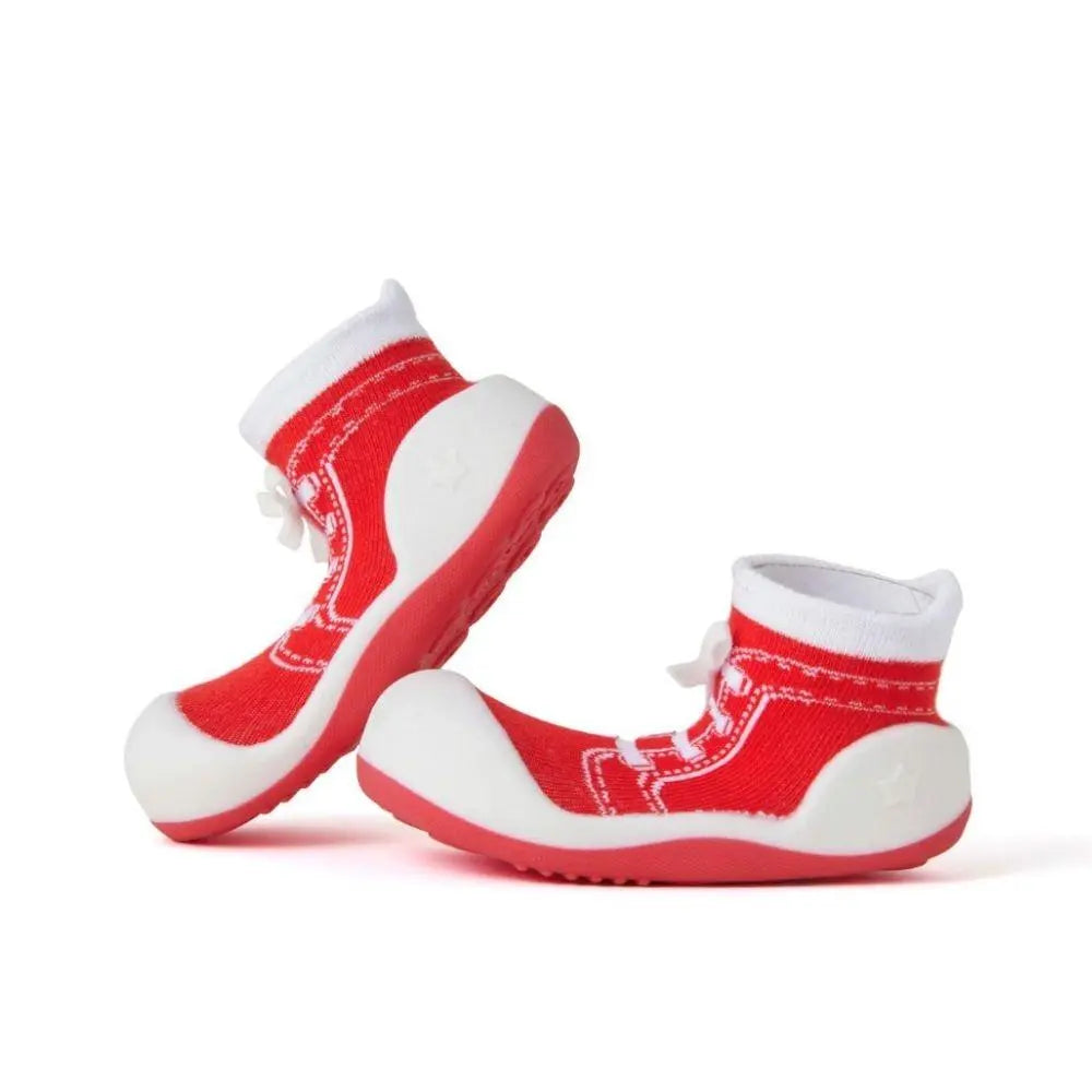 Par de sapatos Attipas New Star Red vermelhos, um virado para cima mostrando a sola e o outro de lado, destacando a flexibilidade e o design de cano alto.