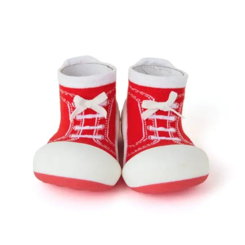 Par de sapatos-meia Attipas New Star Red, estilo ténis vermelho com atacadores brancos, biqueira branca e sola vermelha, em fundo branco.