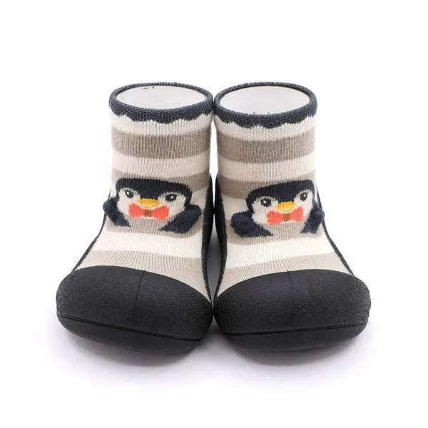 Attipas Penguin Beige, calçado barefoot infantil em tons neutros com design de pinguim, sola antiderrapante e tecido respirável.