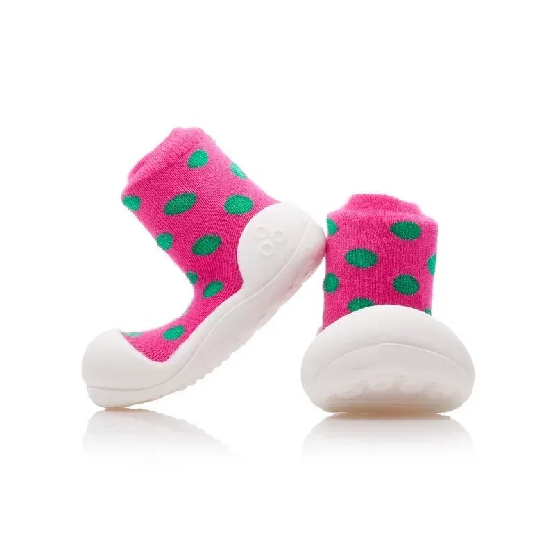 Par de Attipas Polka Dot Pink, com design vibrante em fúcsia e bolinhas verdes, sola branca antiderrapante e estrutura flexível para os primeiros passos.