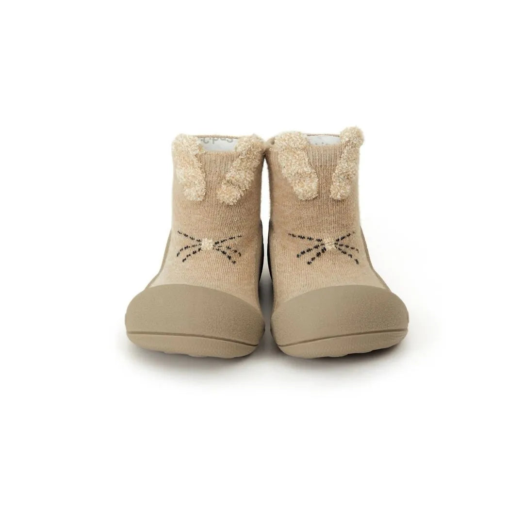 Attipas Rabbit Beige, calçado barefoot infantil em tom bege, com detalhe de orelhas de coelho em relevo e sola antiderrapante flexível.