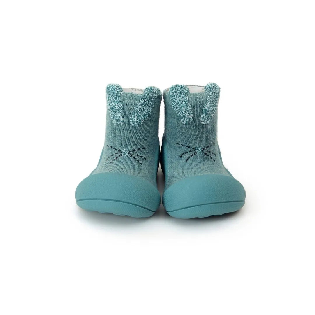  Par de Attipas Rabbit Mint, calçado barefoot infantil na cor azul menta, com detalhes de orelhas de coelho e malha flexível.