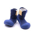  Botas Attipas Rain Boots Blue em primeiro plano, exibindo a cor azul vibrante e o design flexível, com detalhe na lateral em tecido listrado. Calçado barefoot infantil, leve e ergonômico.