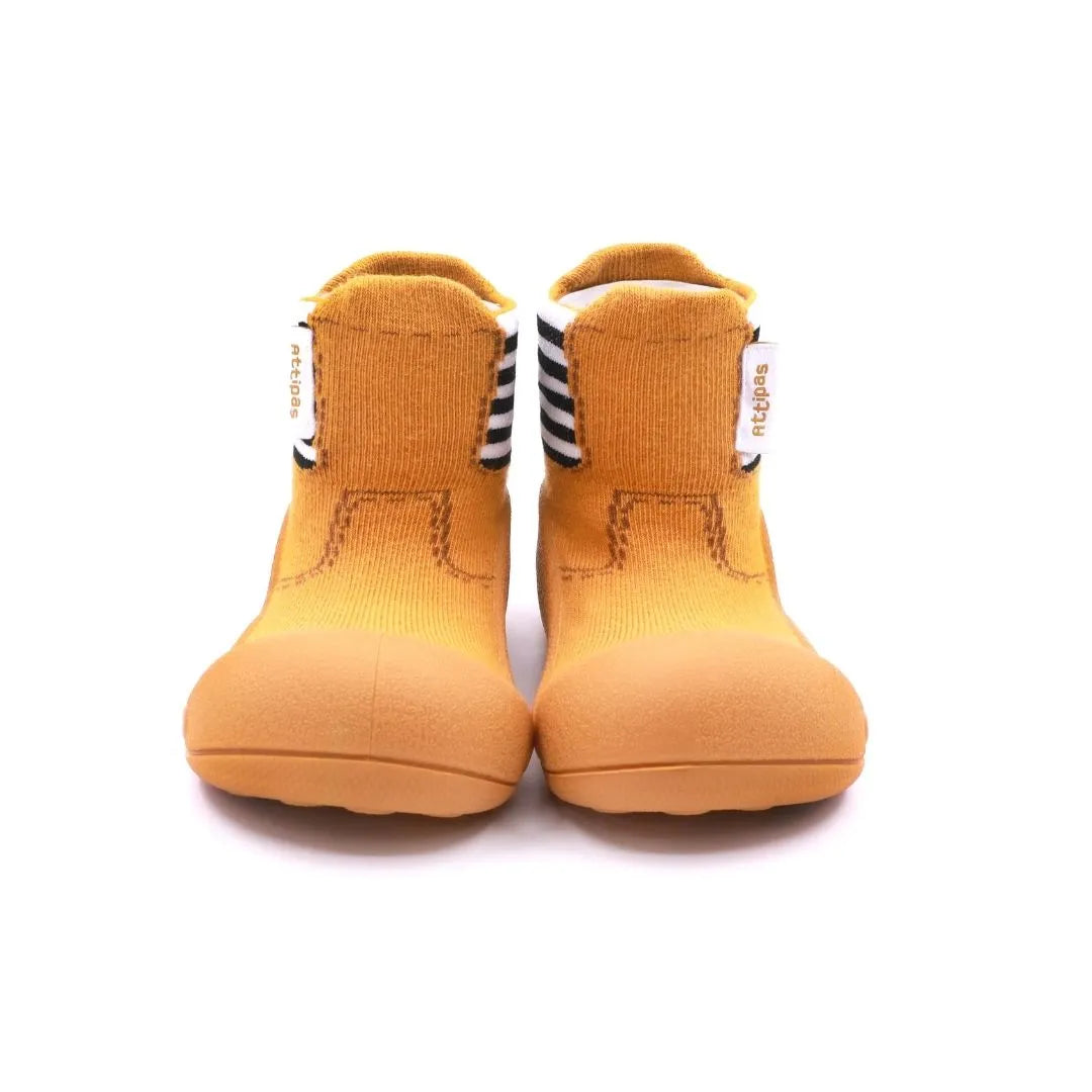 Par de Attipas Rain Boots Yellow, com design inspirado em botas de chuva clássicas, em tom amarelo vibrante e detalhes a preto e branco na parte traseira.