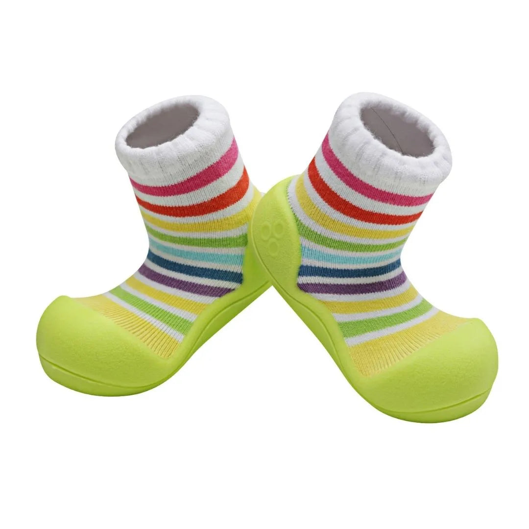 Par de Attipas Rainbow Green, com riscas coloridas e sola verde vibrante, garantindo flexibilidade e conforto nos primeiros passos.