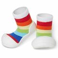 Attipas Rainbow White, calçado barefoot infantil com meia branca, riscas coloridas e sola antiderrapante branca, proporcionando conforto e liberdade de movimentos.