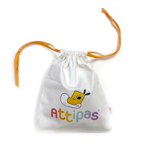 Saco Attipas em pano branco, 100% algodão, com fecho de cordão laranja e logótipo colorido do Attipas no centro.