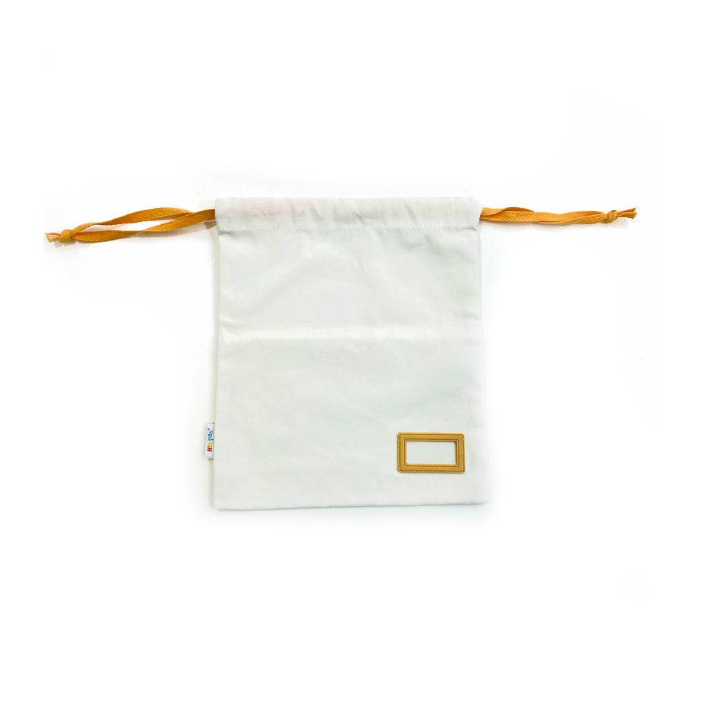 Verso do saco Attipas em pano branco, destacando o bolso retangular para personalização na parte inferior direita.