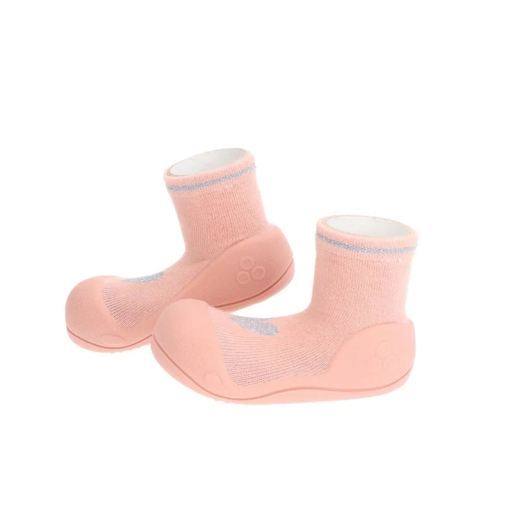 Attipas Shiny Heart Pink, calçado barefoot infantil rosa com coração prateado brilhante, sola antiderrapante e biqueira larga para máximo conforto.