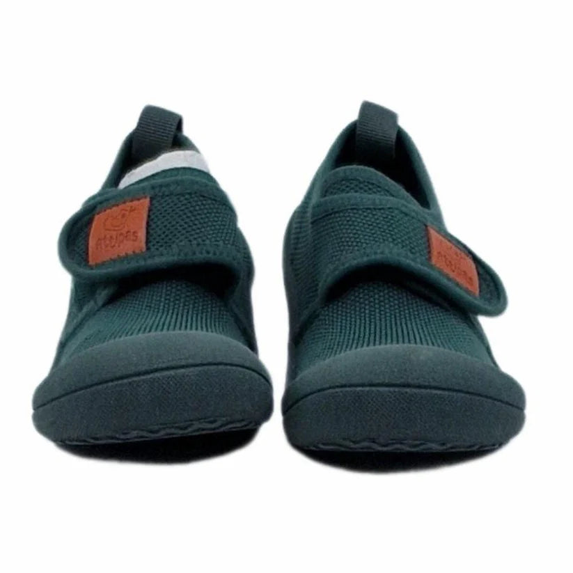 Vista frontal de um par de Attipas Skin Shoes na cor verde escuro (Deep Green), mostrando o fecho em velcro com etiqueta e a ponta larga.
