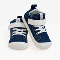 Par de Attipas Skin Shoes Denim Azul em posição diagonal, exibindo a parte superior em algodão e a sola flexível.