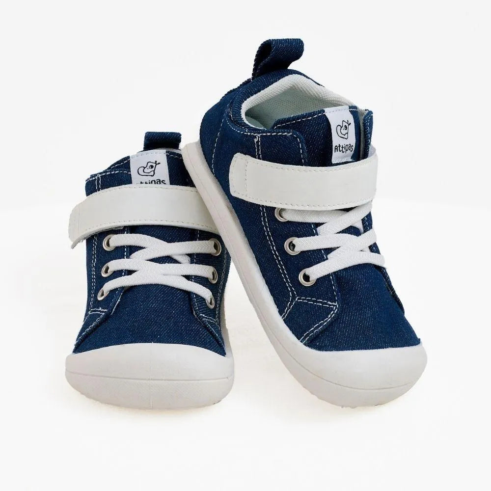 Par de Attipas Skin Shoes Denim Azul em posição diagonal, exibindo a parte superior em algodão e a sola flexível.