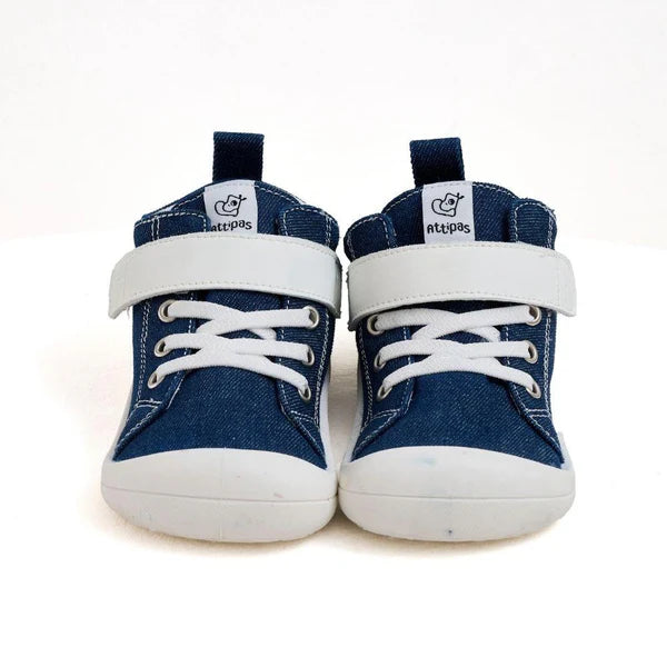 Calçado barefoot Attipas Skin Shoes Denim Azul visto de frente, com fecho em velcro branco, atacadores decorativos e sola flexível antiderrapante.