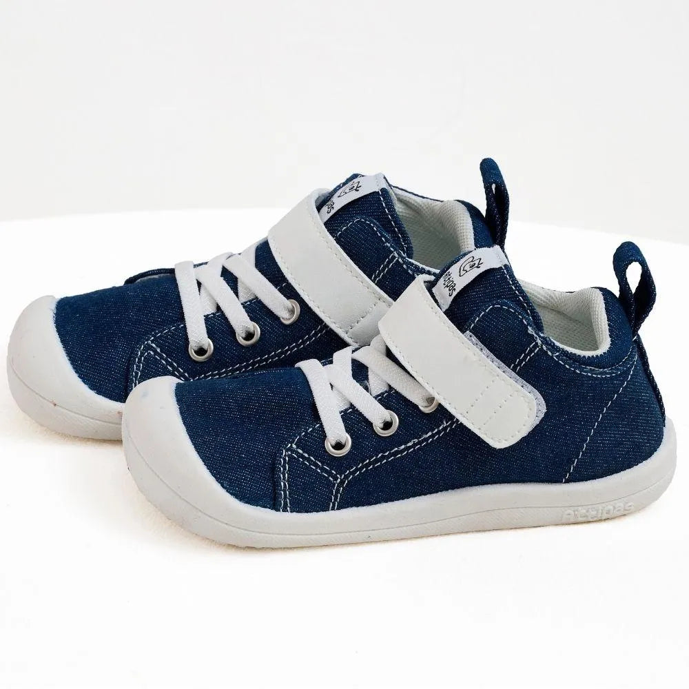 Calçado barefoot Attipas Skin Shoes Denim Azul visto de frente, com fecho em velcro branco, atacadores decorativos e sola flexível antiderrapante.