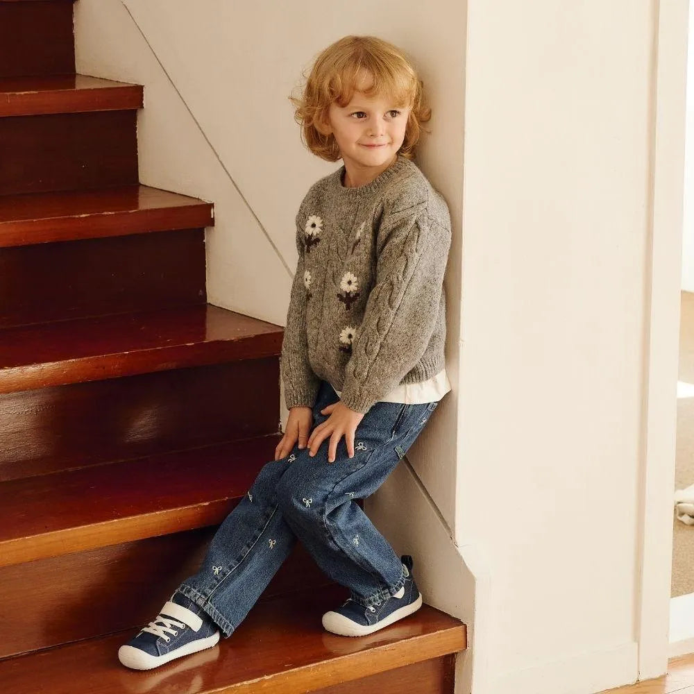 Menino a subir escadas enquanto usa os Attipas Skin Shoes Denim Azul, demonstrando a leveza e flexibilidade do calçado barefoot.