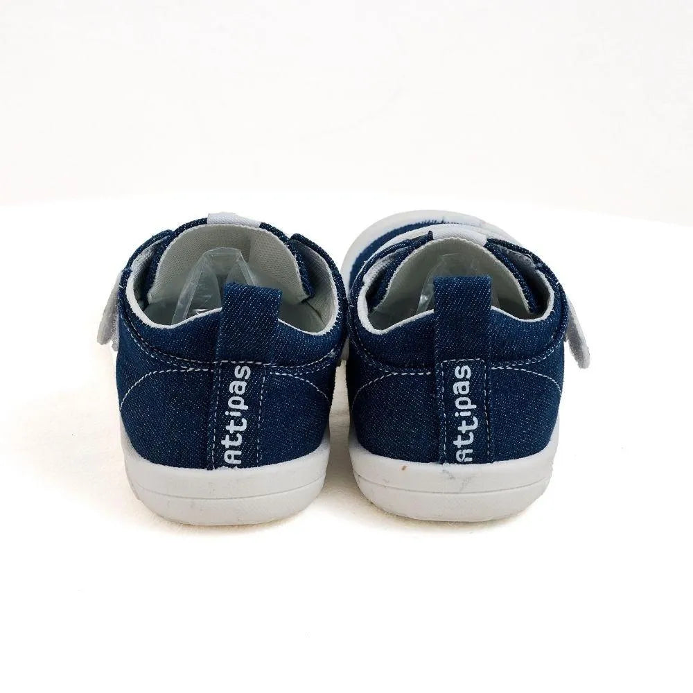 Vista traseira dos Attipas Skin Shoes Denim Azul, mostrando a estrutura sem reforço rígido e a sola plana ideal para o desenvolvimento natural dos pés.