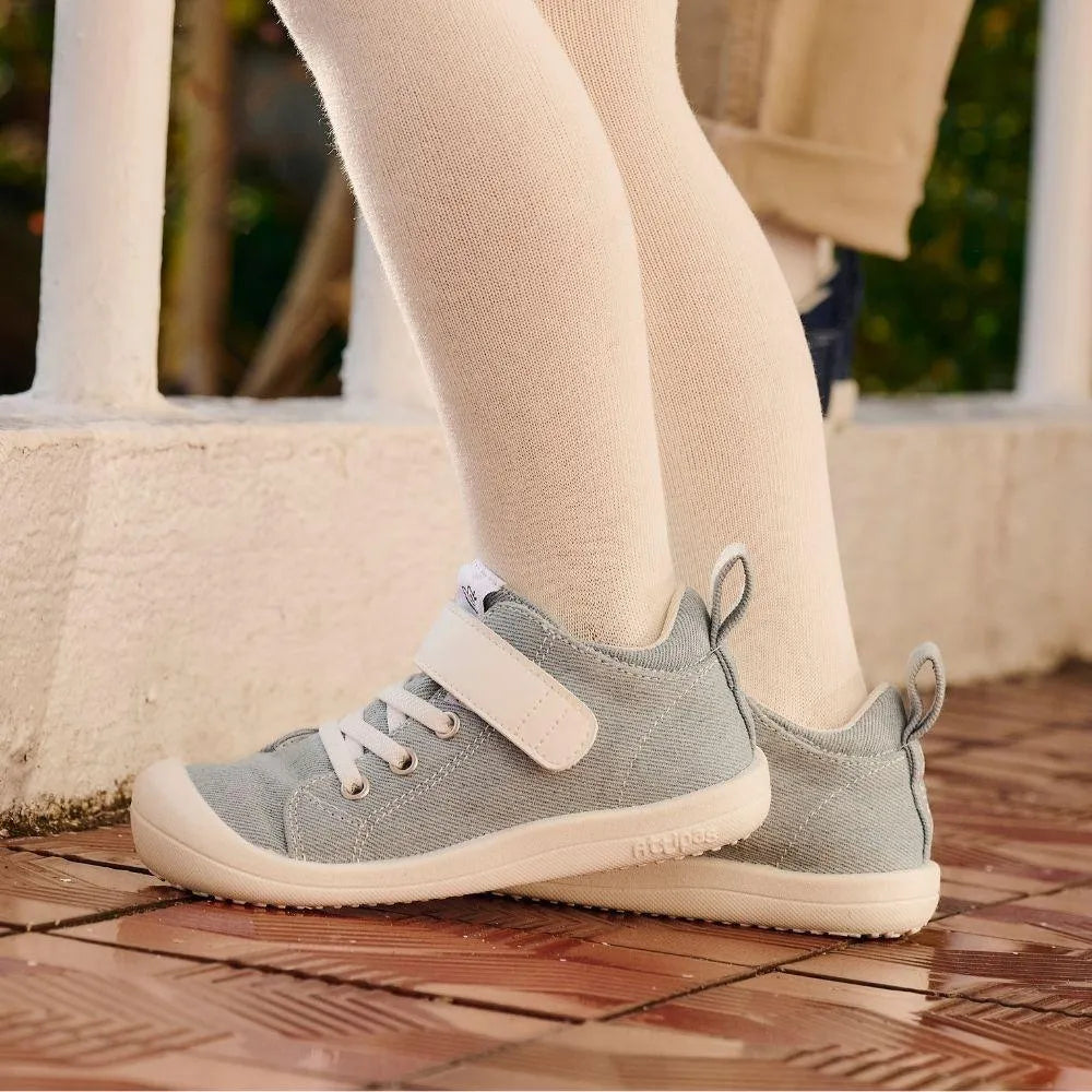 Criança a caminhar ao ar livre com os Attipas Skin Shoes Denim Light Blue, evidenciando a leveza e flexibilidade da sola.
