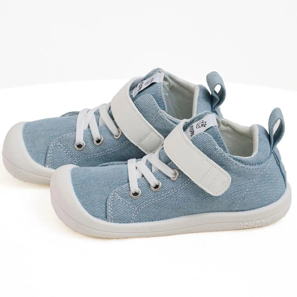 Par de Attipas Skin Shoes Denim Light Blue em posição diagonal, mostrando o design ergonómico e a sola antiderrapante.