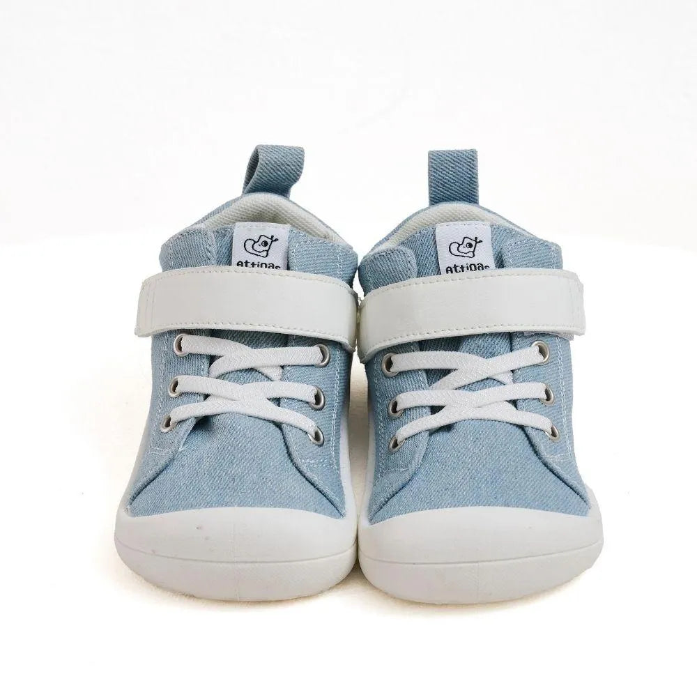 Calçado barefoot Attipas Skin Shoes Denim Light Blue visto de frente, com fecho em velcro branco, atacadores decorativos e sola flexível antiderrapante.