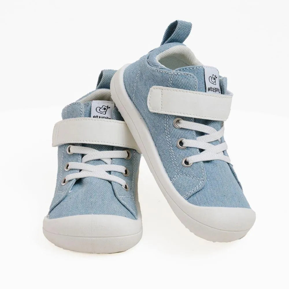 Calçado barefoot Attipas Skin Shoes Denim Light Blue visto de frente, com fecho em velcro branco, atacadores decorativos e sola flexível antiderrapante.