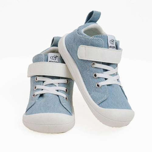 Vista lateral dos Attipas Skin Shoes Denim Light Blue, destacando o fecho em velcro ajustável, tecido respirável em algodão e sola flexível.