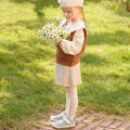 Menina a brincar ao ar livre enquanto usa os Attipas Skin Shoes Denim Light Blue, ilustrando a liberdade de movimento e o conforto do calçado barefoot.