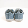 Vista traseira dos Attipas Skin Shoes Denim Light Blue, destacando a estrutura sem reforço rígido e a sola plana para um desenvolvimento natural dos pés.