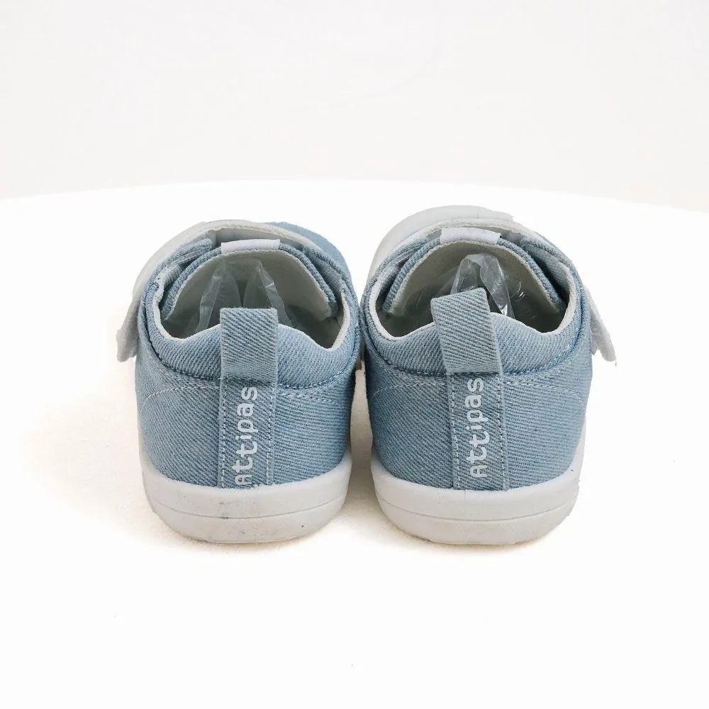 Vista traseira dos Attipas Skin Shoes Denim Light Blue, destacando a estrutura sem reforço rígido e a sola plana para um desenvolvimento natural dos pés.