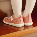 Criança a subir degraus enquanto usa os Attipas Skin Shoes Denim Pink, destacando a leveza e flexibilidade do calçado barefoot.