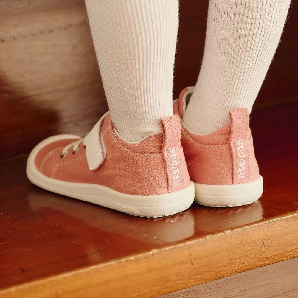 Criança a subir degraus enquanto usa os Attipas Skin Shoes Denim Pink, destacando a leveza e flexibilidade do calçado barefoot.