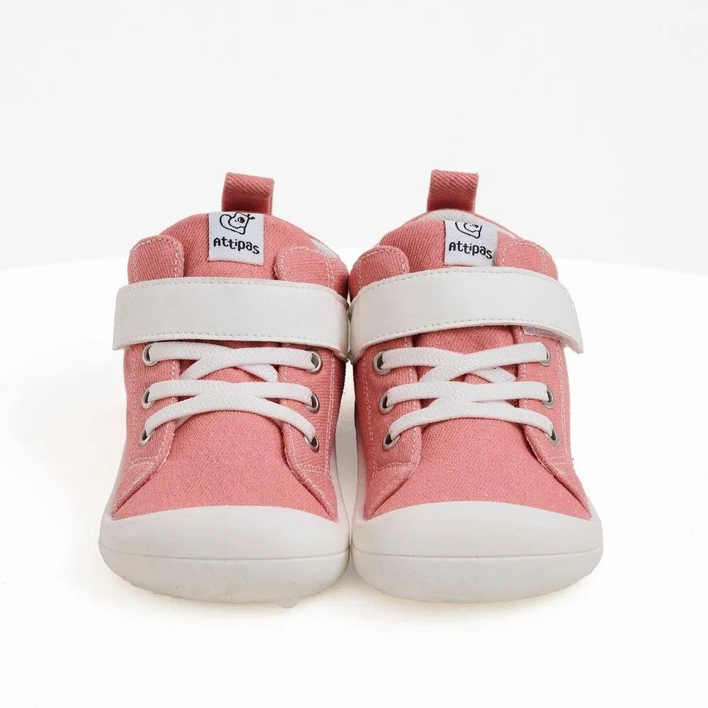  Calçado barefoot Attipas Skin Shoes Denim Pink visto de frente, com fecho em velcro branco, atacadores decorativos e sola flexível antiderrapante.