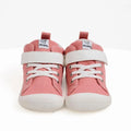  Calçado barefoot Attipas Skin Shoes Denim Pink visto de frente, com fecho em velcro branco, atacadores decorativos e sola flexível antiderrapante.