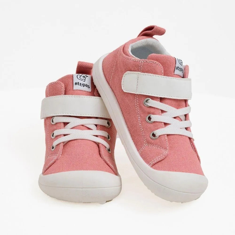  Calçado barefoot Attipas Skin Shoes Denim Pink visto de frente, com fecho em velcro branco, atacadores decorativos e sola flexível antiderrapante.
