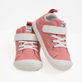 Vista lateral dos Attipas Skin Shoes Denim Pink, destacando o fecho em velcro ajustável, tecido respirável em algodão e sola flexível.