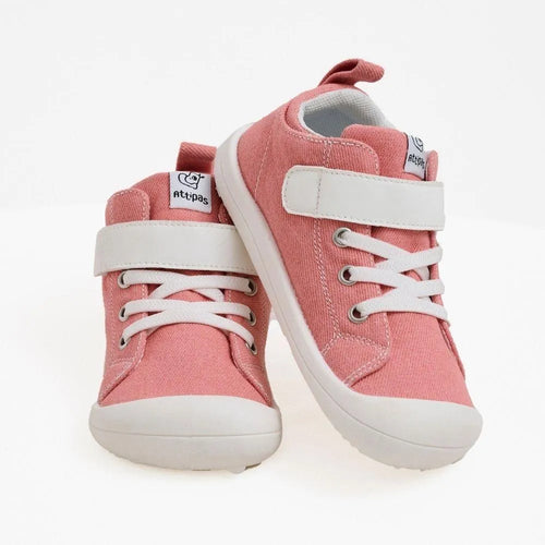 Vista lateral dos Attipas Skin Shoes Denim Pink, destacando o fecho em velcro ajustável, tecido respirável em algodão e sola flexível.