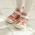 Attipas Skin Shoes Denim Pink calçados nos pés de uma criança, mostrando o ajuste confortável e o design leve e flexível do calçado barefoot.