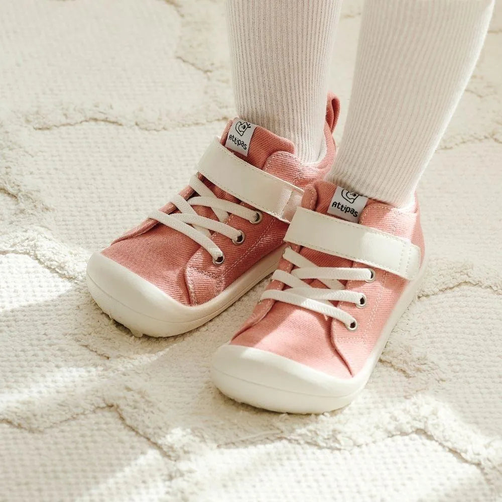 Attipas Skin Shoes Denim Pink calçados nos pés de uma criança, mostrando o ajuste confortável e o design leve e flexível do calçado barefoot.