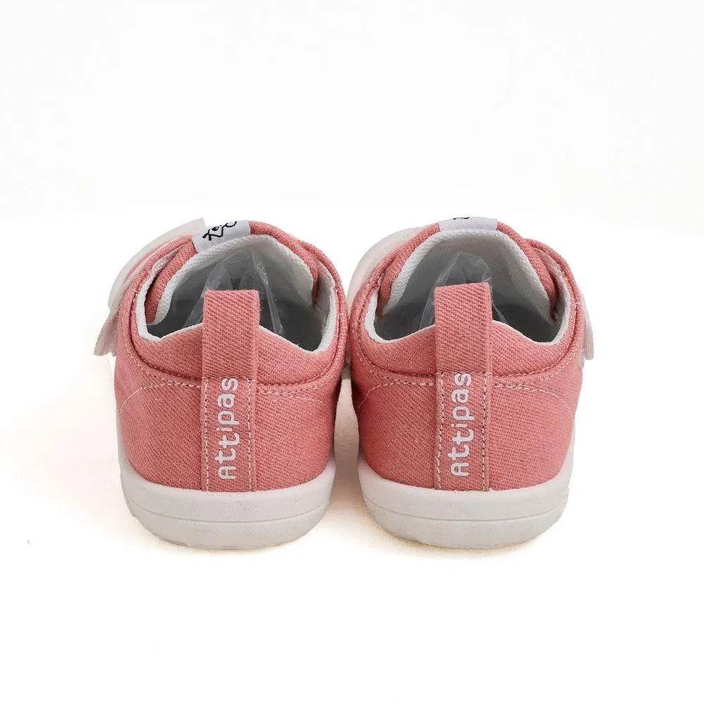 Vista traseira dos Attipas Skin Shoes Denim Pink, destacando a estrutura sem reforço rígido e a sola plana para um desenvolvimento natural dos pés.